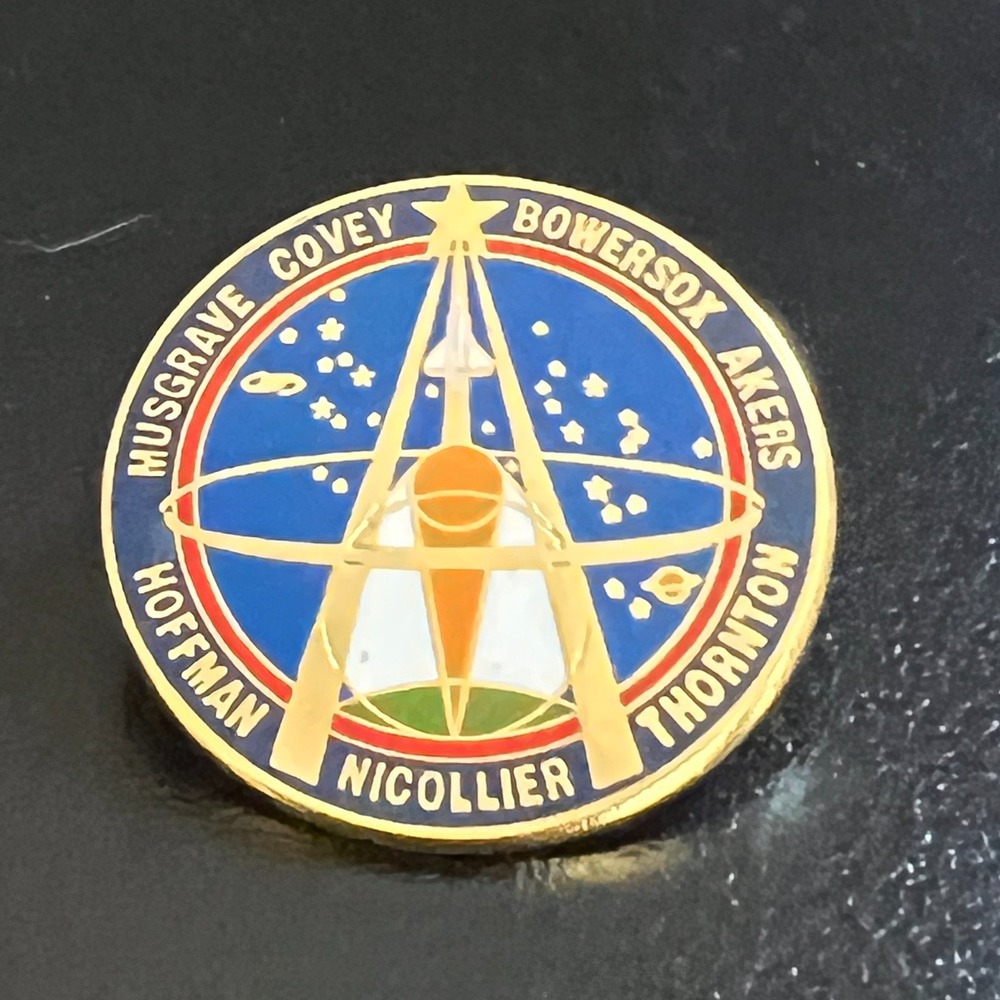 NASA STS 61 Mission Pin Space Shuttle Endeavour Crew Patch Enamel Astronaut